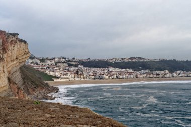 Portekiz 'in Nazare kasabası, uçurumun aşağısını görüyor. Nazare kasabasının ve kumsalın en iyi manzarası. Dünyanın en büyük dalgaları Nazare, Leiria Bölgesi, Portekiz 'de.