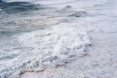 Portekiz 'in Nazare kasabasındaki Atlantik Okyanusu' na bakın. Büyük bir dalga sahil boyunca bir kayaya çarpıyor. Dünyanın en büyük dalgaları Nazare, Leiria Bölgesi, Portekiz 'de.