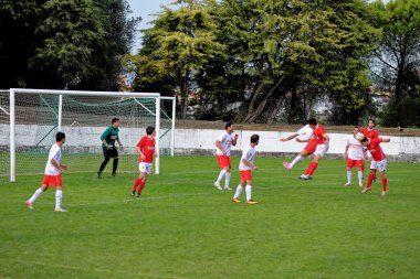 Portekiz, Alcanena Belediyesi 'nde futbol oynayan genç amatör erkekler. Belediye Stadyumu Joaquim Maria Baptista - 29 Eylül 2014