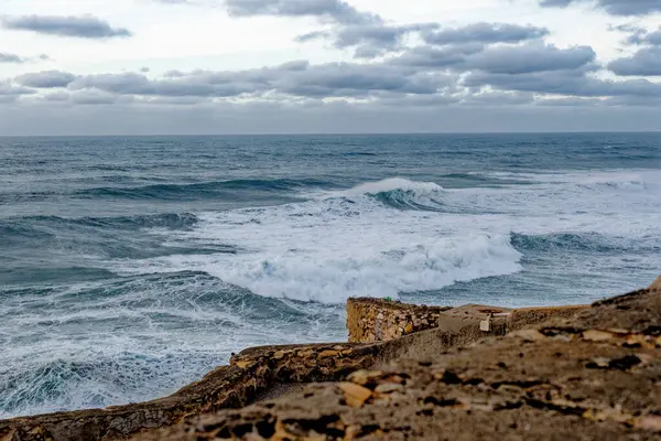 俯瞰葡萄牙纳扎尔镇的大西洋 大浪冲撞海岸上的岩石 世界上最大的海浪发生在葡萄牙莱里亚区的纳扎雷 — 图库照片