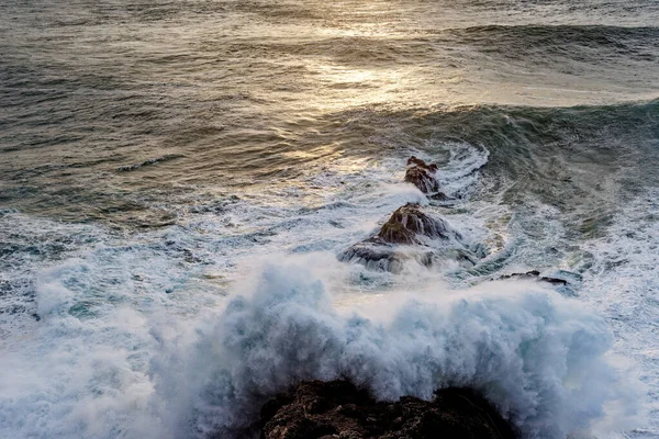 俯瞰葡萄牙纳扎尔镇的大西洋 大浪冲撞海岸上的岩石 世界上最大的海浪发生在葡萄牙莱里亚区的纳扎雷 — 图库照片