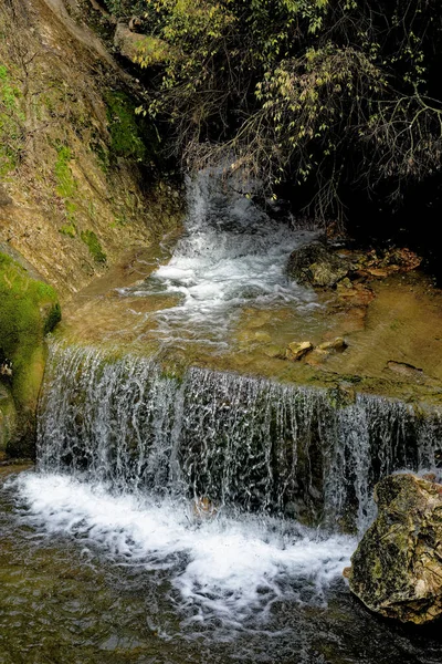 Nehir kıyısındaki şelale Olhos de Agua do Alviela Portekiz. Alviela Nehri kıyısındaki nehir plajı.