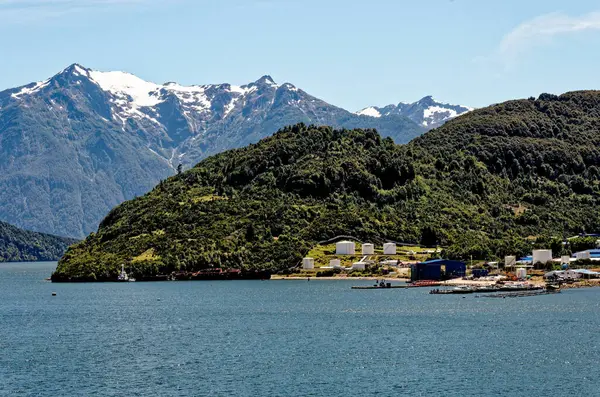 Şili fiyortlarında Puerto Chacabuco limanı, Aisen Bölgesi, Şili, Güney Amerika