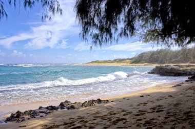 Hawaii, Kauai Adası 'ndaki Nawiliwili Körfezi kıyısında deniz manzarası.