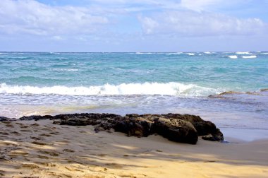 Hawaii, Kauai Adası 'ndaki Nawiliwili Körfezi kıyısında deniz manzarası.