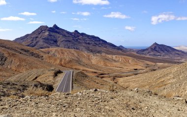 Kanarya Adası Fuerteventura, İspanya - 20.09.2023 Pajara ve La Pared arasındaki Mirador astronomico de Sicasumbre manzarasından panoramik manzara