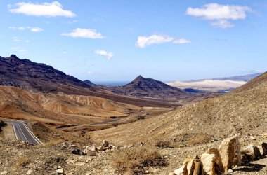 Kanarya Adası Fuerteventura, İspanya - 20.09.2023 Pajara ve La Pared arasındaki Mirador astronomico de Sicasumbre manzarasından panoramik manzara