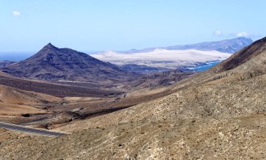 Kanarya Adası Fuerteventura, İspanya - 20.09.2023 Pajara ve La Pared arasındaki Mirador astronomico de Sicasumbre manzarasından panoramik manzara