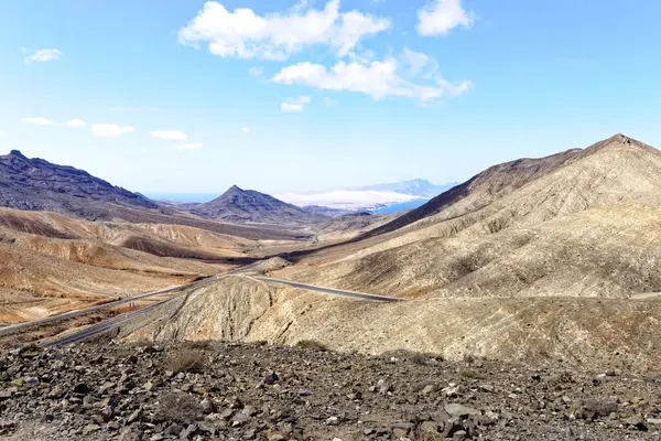 Kanarya Adası Fuerteventura, İspanya - 20.09.2023 Pajara ve La Pared arasındaki Mirador astronomico de Sicasumbre manzarasından panoramik manzara