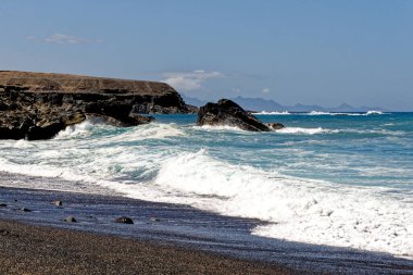 Playa de los Muertos (Ölüler Plajı), siyah bir volkanik kumsal - Ajuy, Pajara, Fuerteventura, Kanarya Adaları, İspanya - 20.09.2023