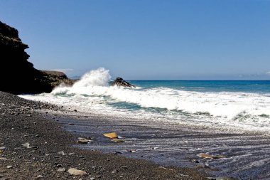 Playa de los Muertos (Ölüler Plajı), siyah bir volkanik kumsal - Ajuy, Pajara, Fuerteventura, Kanarya Adaları, İspanya - 20.09.2023