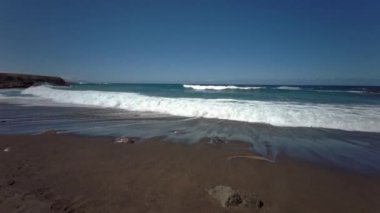 Playa de los Muertos (Ölüler Plajı), siyah bir volkanik kumsal - Ajuy, Pajara, Fuerteventura, Kanarya Adaları, İspanya - 20.09.2023