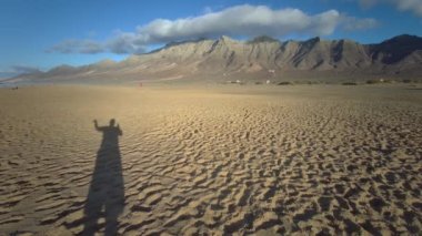 Seyahat Varış Yeri - Dalgacı Adam Gölgesi - Playa de Cofete, Jandia Yarımadası, Fuerteventura, Kanarya Adaları, İspanya - 21.009.2023