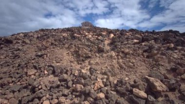 Lobos Adası 'nın volkanik manzarası gibi tipik uydudan geçen patika. Lobos Adası - Fuerteventura, Kanarya Adaları, İspanya - 24.09.2023