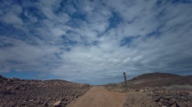 Lobos Adası 'nın volkanik manzarası gibi tipik uydudan geçen patika. Lobos Adası - Fuerteventura, Kanarya Adaları, İspanya - 24.09.2023