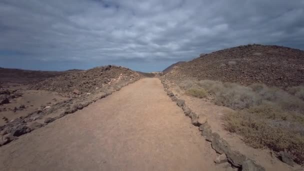 Promenad Genom Det Typiska Månlika Vulkaniska Landskapet Islote Lobos Lobos — Stockvideo