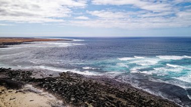 Playa del Mejillon veya Playa del Bajo de la Burra 'nın havadan görünüşü, Patlamış Mısır Plajı - İspanya, Kanarya Adaları, Fuerteventura. 24.09.2023