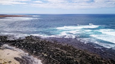 Playa del Mejillon veya Playa del Bajo de la Burra 'nın havadan görünüşü, Patlamış Mısır Plajı - İspanya, Kanarya Adaları, Fuerteventura. 24.09.2023