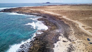 Playa del Mejillon veya Playa del Bajo de la Burra 'nın havadan görünüşü, Patlamış Mısır Plajı - İspanya, Kanarya Adaları, Fuerteventura. 24.09.2023