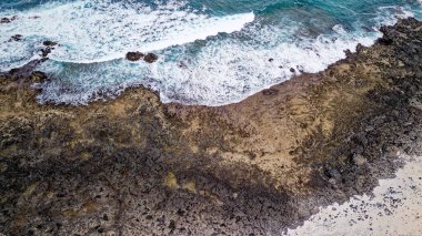 Playa del Mejillon veya Playa del Bajo de la Burra 'nın havadan görünüşü, Patlamış Mısır Plajı - İspanya, Kanarya Adaları, Fuerteventura. 24.09.2023