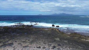 Playa del Mejillon veya Playa del Bajo de la Burra 'nın havadan görünüşü, Patlamış Mısır Plajı - İspanya, Kanarya Adaları, Fuerteventura. 24.09.2023