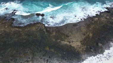 Playa del Mejillon veya Playa del Bajo de la Burra 'nın havadan görünüşü, Patlamış Mısır Plajı - İspanya, Kanarya Adaları, Fuerteventura. 24.09.2023