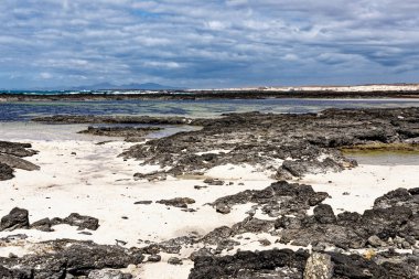 Playa de los Charcos plajının doğal gelgit havuzları - Los Laguitos Sahili 'nin doğal havuzları ya da İspanya' nın Fuerteventura, Kanarya Adaları 'ndaki Los Charcos. 24.09.2023