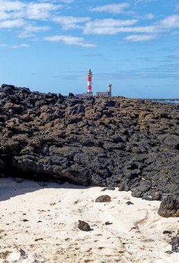 Playa de los Charcos plajı ve Toston Deniz Feneri 'nin doğal gel-git havuzları Fuerteventura, Kanarya Adaları, İspanya' daki Los Charcos ya da Los Laguitos Sahili 'nin doğal deniz havuzu. 24.09.2023