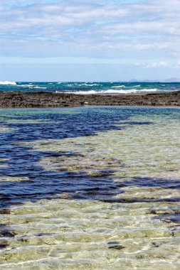 Playa de los Charcos plajının doğal gelgit havuzları - Los Laguitos Sahili 'nin doğal havuzları ya da İspanya' nın Fuerteventura, Kanarya Adaları 'ndaki Los Charcos. 24.09.2023