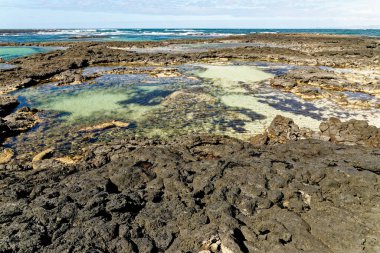 Playa de los Charcos plajının doğal gelgit havuzları - Los Laguitos Sahili 'nin doğal havuzları ya da İspanya' nın Fuerteventura, Kanarya Adaları 'ndaki Los Charcos. 24.09.2023