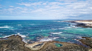 The Playa de los Charcos plajının doğal gelgit havuzlarının havadan görünüşü - Los Laguitos Sahili 'nin doğal havuzları ya da İspanya, Fuerteventura, Kanarya Adaları' ndaki Los Charcos. 24.09.2023
