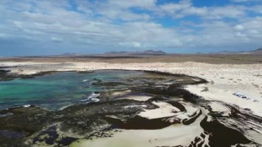 The Playa de los Charcos plajının doğal gelgit havuzlarının havadan görünüşü - Los Laguitos Sahili 'nin doğal havuzları ya da İspanya, Fuerteventura, Kanarya Adaları' ndaki Los Charcos. 24.09.2023