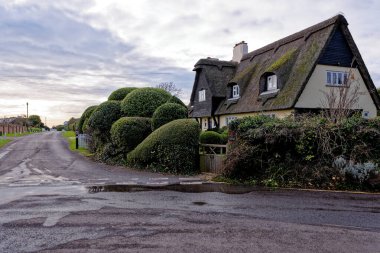 Tipik İngiliz yerleşim yeri manzarası - Sokak manzarası, Bognor Regis, Batı Sussex, İngiltere, İngiltere - 21.01.2024