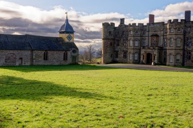Croft Şatosu, İngiltere 'nin Herefordshire kentindeki Croft köyünde bir kır evi. 1085 'ten beri Croft ailesine ait olan şato ve mülk 18. yüzyılda elden ele geçti Croft Kalesi ve Parkland - Herefordshire - 6 Ocak 20