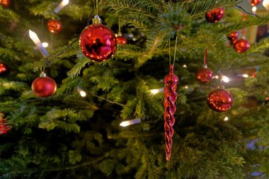 Noel için dekoratif nesneler ve bulanık arka plan. Noel ağacı süslemeleri