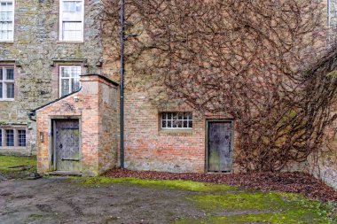 Croft Şatosu, İngiltere 'nin Herefordshire kentindeki Croft köyünde bir kır evi. 1085 'ten beri Croft ailesine ait olan şato ve mülk 18. yüzyılda elden ele geçti Croft Kalesi ve Parkland - Herefordshire - 6 Ocak 20