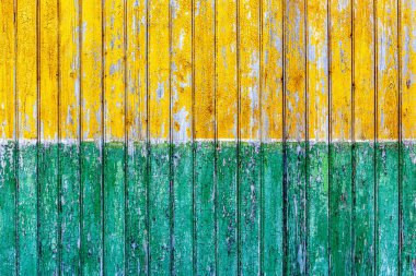 Dikey tahta paneller sarı ve yeşile boyanmış..