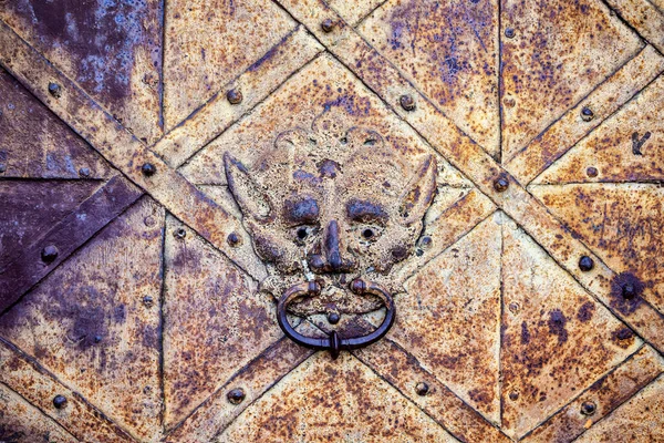 Primo Piano Vecchio Bussare Porta Medievale Metallo — Foto Stock