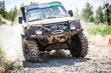 Tozlu yolda araba ağır off-road yarış araba.
