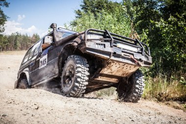 Tozlu yolda araba ağır off-road yarış araba.