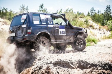 Tozlu yolda araba ağır off-road yarış araba.