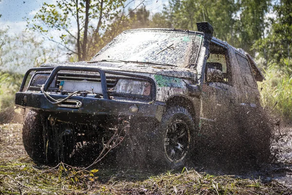 진흙의 밝아진와 더러운 자동차의 — 스톡 사진