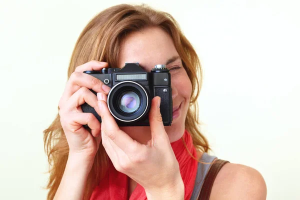 古いの 一眼レフ カメラのファインダーを通して見た若い赤毛の女性 — ストック写真