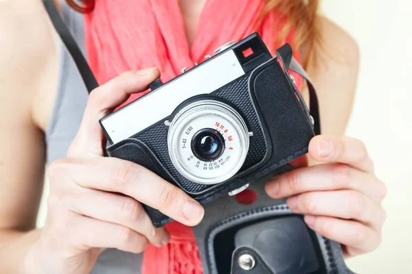 Κοντινό Πλάνο Της Γυναίκας Φωτογράφου Παλιά Φωτογραφική Μηχανή Lomo Στο — Φωτογραφία Αρχείου
