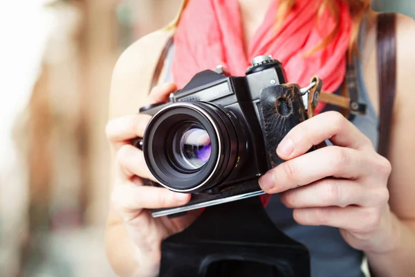 Γυναίκα Φωτογράφου Που Κατέχει Παλαιά 35Mm Φιλμ Φωτογραφικής Μηχανής — Φωτογραφία Αρχείου