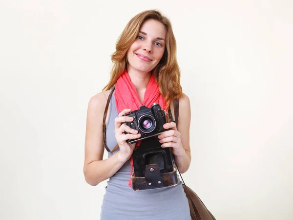 女摄影师拿着旧的 毫米胶片相机 — 图库照片#