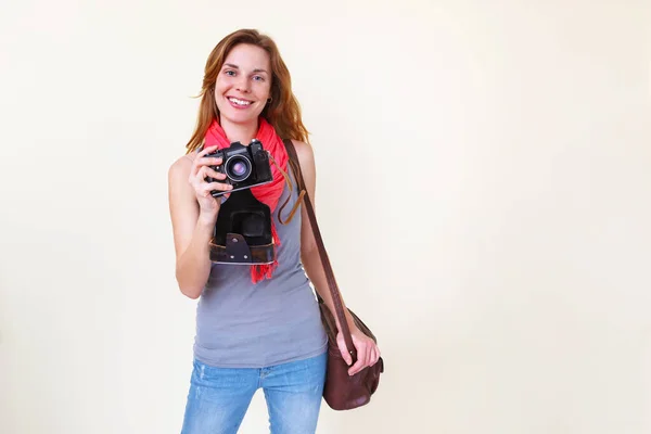 女摄影师拿着旧的 毫米胶片相机 — 图库照片#