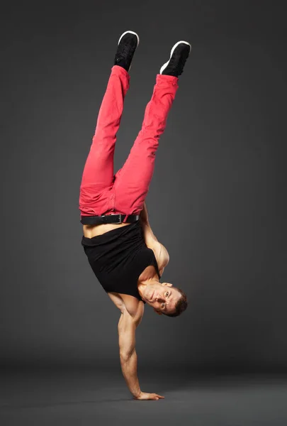 Jonge Mannelijke Professioneel Danser Boying Studio Geïsoleerd Grijze Achtergrond — Stockfoto