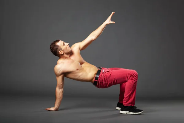 Jeune Danseur Professionnel Masculin Boying Studio Isolé Sur Fond Gris Photo De Stock