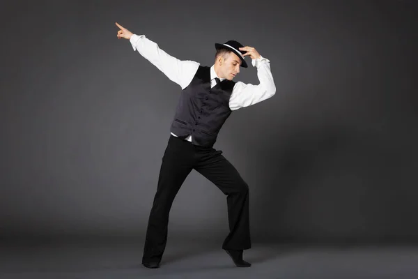 Впевнений Молодий Чоловік Танцює Гангстерському Стилі Студійний Знімок Ізольовано Сірому Стокове Зображення